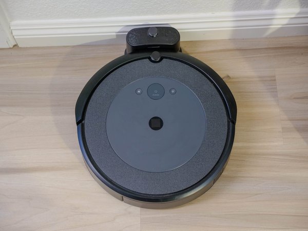 Quel modèle de Roomba iRobot est idéal pour les sols en bois dur en 2024 ?
