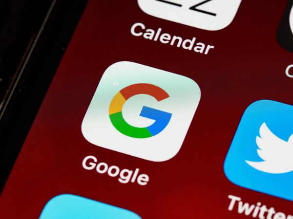 Comment télécharger une application depuis l'App Store (iOS) ou Google Play (Android) ?